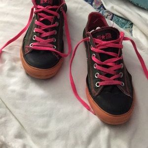 Old school converse guys 7 and a lady’s 9